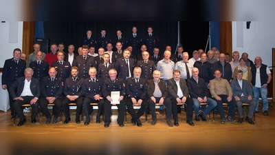 Ein Gruppenfoto der geehrten Mitglieder der FFW Liebenstein mit den Ehrengästen. (Bild: Renate Bauer-Zölch)