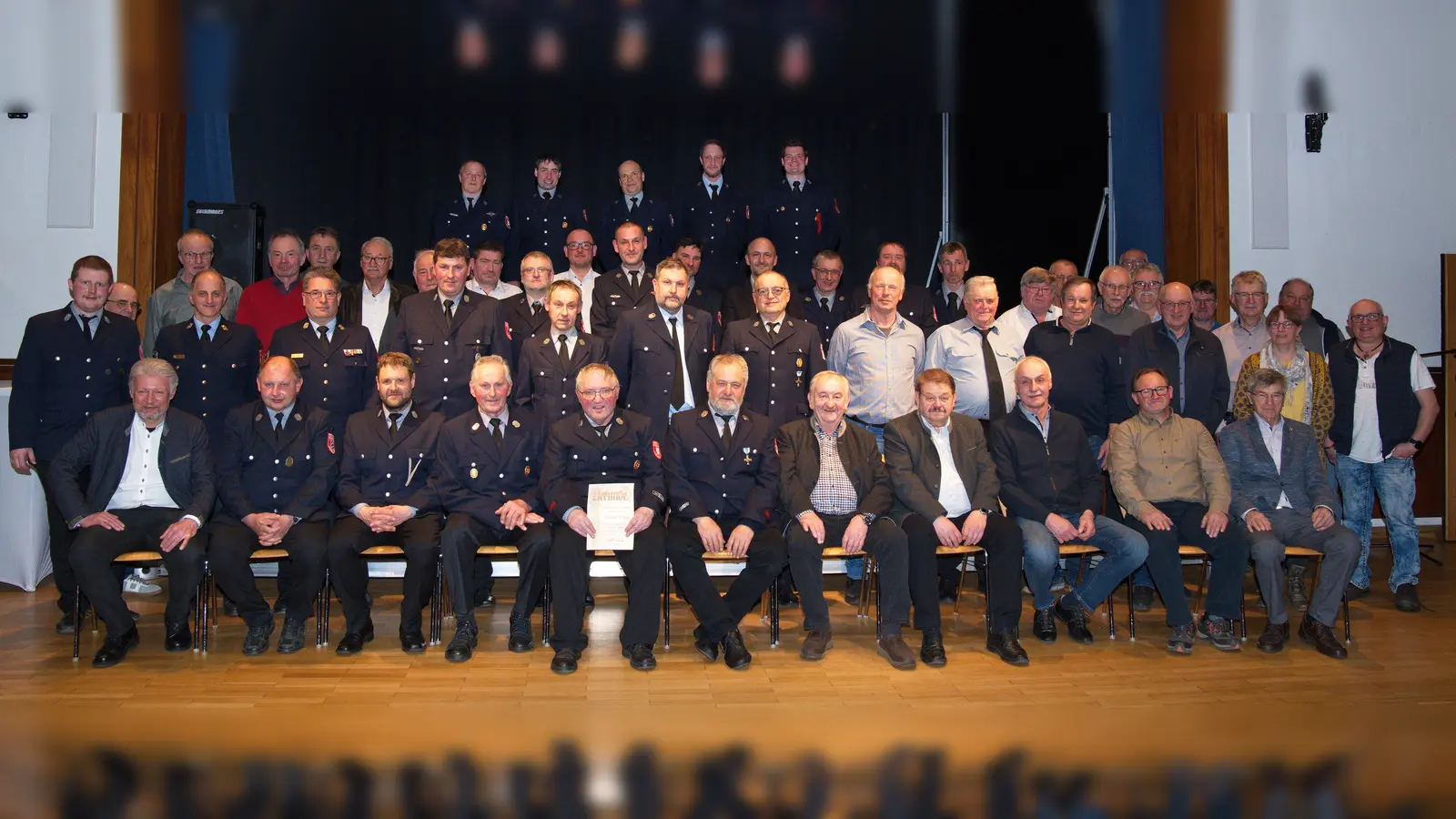 Ein Gruppenfoto der geehrten Mitglieder der FFW Liebenstein mit den Ehrengästen. (Bild: Renate Bauer-Zölch)