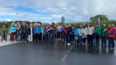 Die unerschrockenen Wanderer kurz vorm Start (Bild: Elisabeth Schupfner)