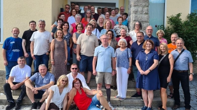 50 Jahre nach der Einschulung in die damalige Volksschule gab es viel zu erzählen. Manche Männer und Frauen erkannten sich nicht auf Anhieb wieder. Die Lehrerinnen Maria Voit-Steinberger (zweite Reihe, zweite von links stehend) und Dagmar Heine (dritte Reihe, erste rechts) sowie Rektorin a.D. Waltraud Waag-Schmidt (vierte Reihe, erste rechts) mischten sich beim Klassentreffen ebenfalls unter die Ehemaligen, (Bild: Martin Hanauer)