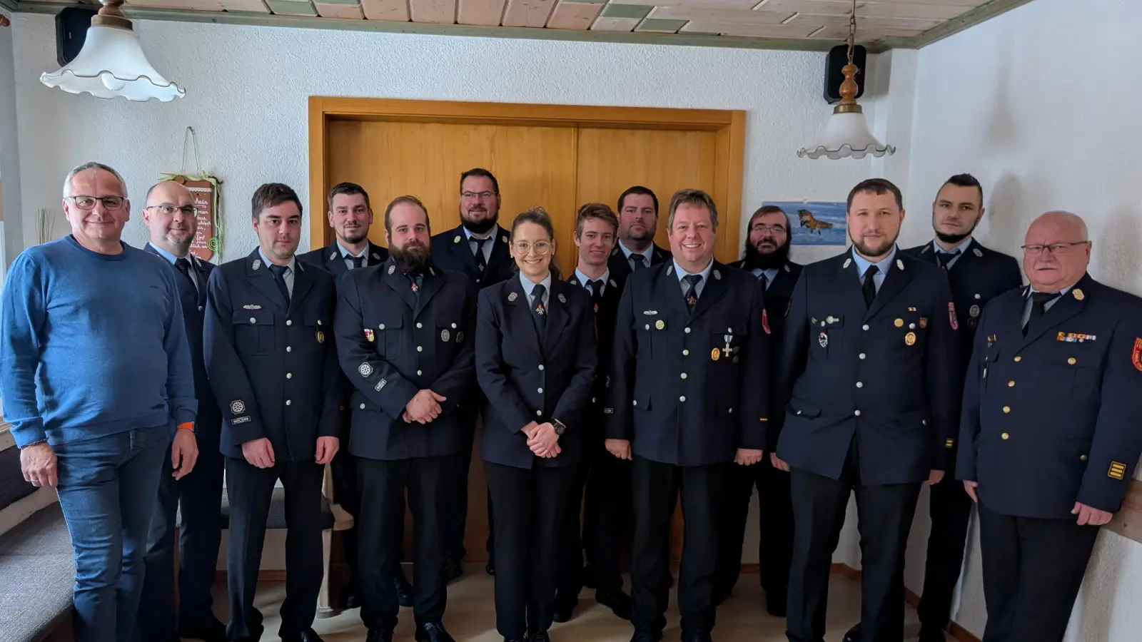 Bild zeigt die Beförderten, sowie Bürgermeister Hubert Kraus, 1. Kdt. Markus Müller, 2. Kdt. Stefan Schultes, KBI Otto Braunreuther, KBM Michael Knott, KBM Fabian Günther. (Bild: Markus Müller)