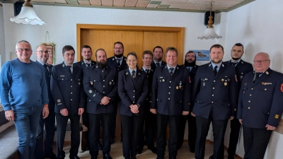 Bild zeigt die Beförderten, sowie Bürgermeister Hubert Kraus, 1. Kdt. Markus Müller, 2. Kdt. Stefan Schultes, KBI Otto Braunreuther, KBM Michael Knott, KBM Fabian Günther. (Bild: Markus Müller)