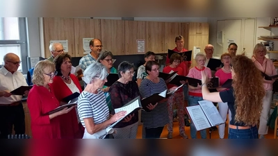 Mit seiner Serenade, die wegen des Wetters vom Garten ins Heim verlegt wurde, bereitete der Gemischte Chor unter Leitung von Jana Müller (am Dirigentenpult) den Bewohnern des BRK Seniorenwohn- und Pflegeheims St. Barbara und den Gästen einen stimmungsvollen und kurzweiligen Abend. Sitzend die Vorsitzende Renée Ehringer-Hoffmann. (Bild: Werner Schulz)