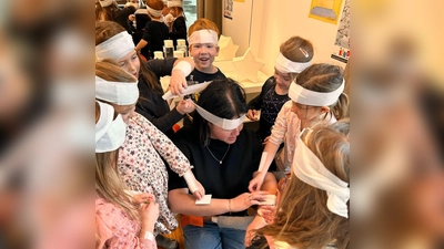 Mit viel Geschick wurden verschiedene Verbände angelegt.  (Bild: Verena Völkl)