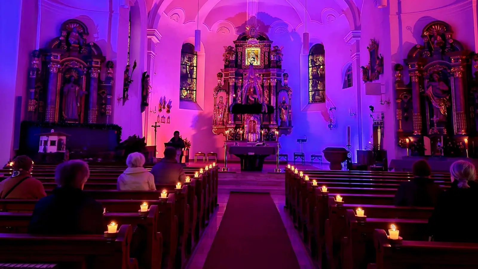 Die in stimmungsvolles Licht getauchte Pfarrkirche St. Dionysius zur Rorate Mittwoch Morgen. (Bild: Beate Suttner)
