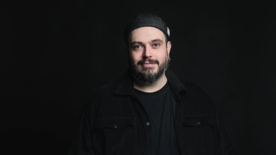 Der bayerische Liedermacher und Kabarettist Mathias Kellner kommt mit seinem Programm „Schnappschuss!“ in die Stadthalle Marktredwitz. (Bild: Lisa Schätz)