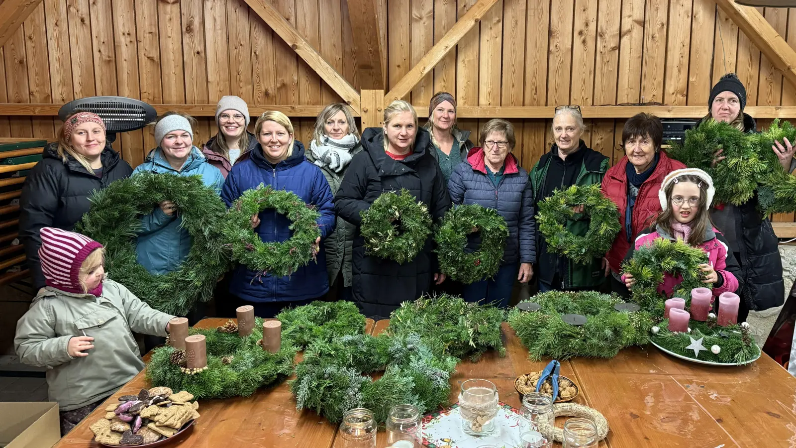 Die fleißigen Gartler mit ihren selbstgebundenen Kränzen. (Bild: Nadine Meier)