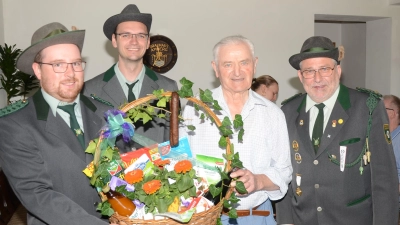 Johannes Kolb, Sebastian Grünthaler, Adolf Himmer und Schützenmeister Werner Grünthaler beim Gratulieren. (Bild: Erwin Kolb)