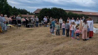 Feierlicher Gottesdienst hinter der Wallfahrtskirche Maria Himmelfahrt in Heldmannsberg (Bild: Helmut Kadar)