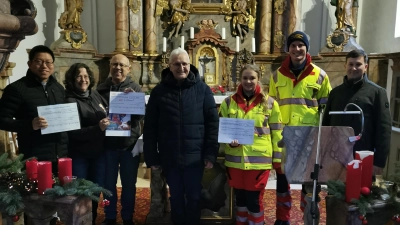 von links: Pater Samuel Patton Kindermission, Gabriele und Georg Schöner für FILUMI, Manfred Schaller vom Kapellenverein, Anna-Lena Strauß und Jonas Vogl für First Responder, Matthias Friedl vom Feuerwehrverein, welcher die Halle für die Dorfweihnacht zur Verfügung gestellt hatte. Aus terminlichen Gründen abwesend waren Simone Helldörfer, welche die Backaktion organisiert hatte, sowie Reinhold Ziegler aus Lenkenreuth. (Bild: Herbert Ziegler)