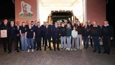 Feuerwehr Lennesrieth: Die Vorstandschaft stellt sich mit den beförderten Feuerwehrleuten, Geehrten und Neuaufnahmen zum Gruppenfoto. (Bild: Franz Völkl)