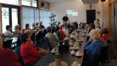 Sebastian Schott vom Stadtarchiv berichtet über die Zeit ab 1945 in Weiden, die Jahre, welche die Senioren als Kinder miterlebten. (Bild: Herma Krettner)