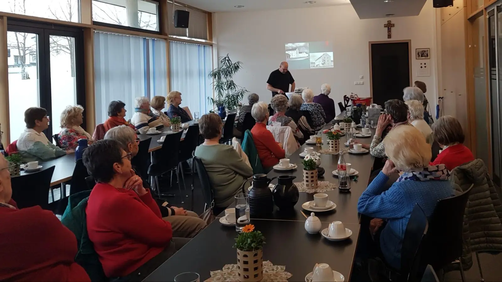 Sebastian Schott vom Stadtarchiv berichtet über die Zeit ab 1945 in Weiden, die Jahre, welche die Senioren als Kinder miterlebten. (Bild: Herma Krettner)