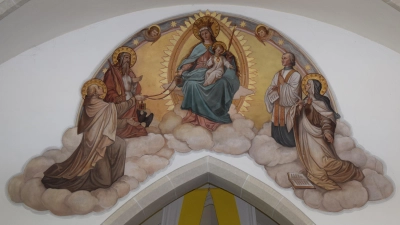 Bild in der Pfarrkirche in Trausnitz. Maria überreicht einem Mönch das Skapulier, begleitet vom Propheten Elias, der heiligen Theresia von Avila und Pfarrer Gruber, der 1717 die Skapulierbruderschaft begründete. (Bild: Richard Braun)