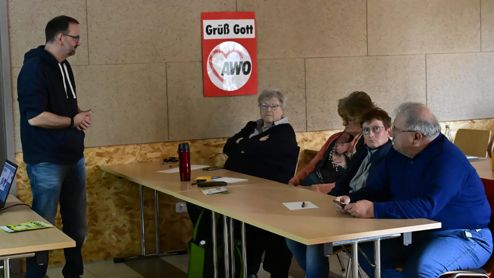 Grundlagen vom Smartphone vermittelt Reinhart Greiner vom BayerLAB Nabburg. (Bild: Michael Welnhofer)