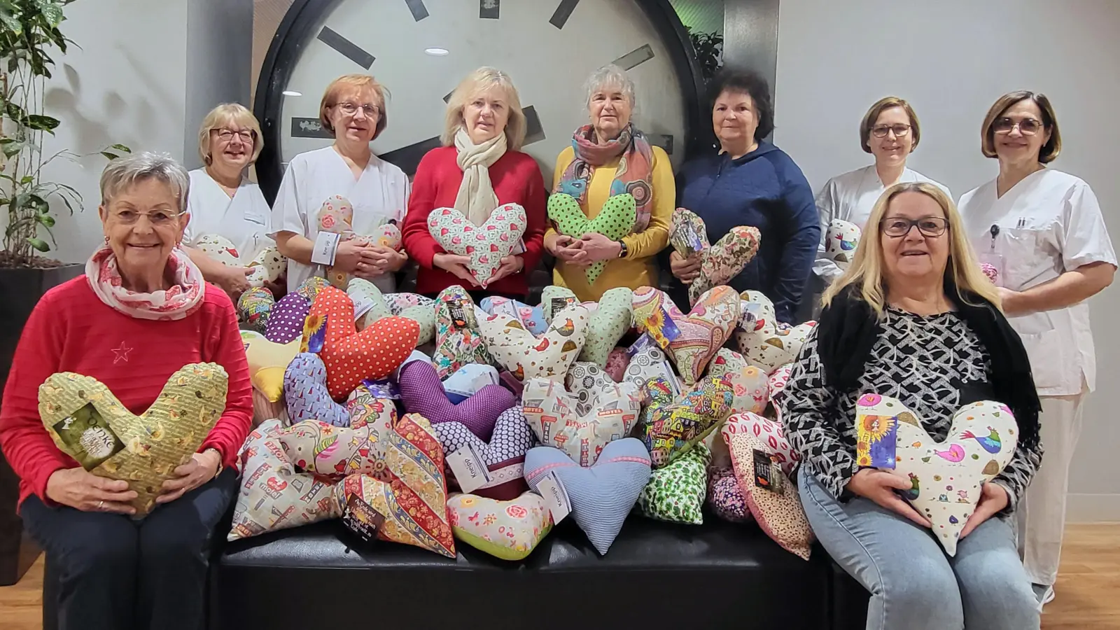 Der Kneippverein Fensterbachtal überreicht rund 120 Herzkissen an das Team der Frauenklink. (Bild: Verena Uschold)