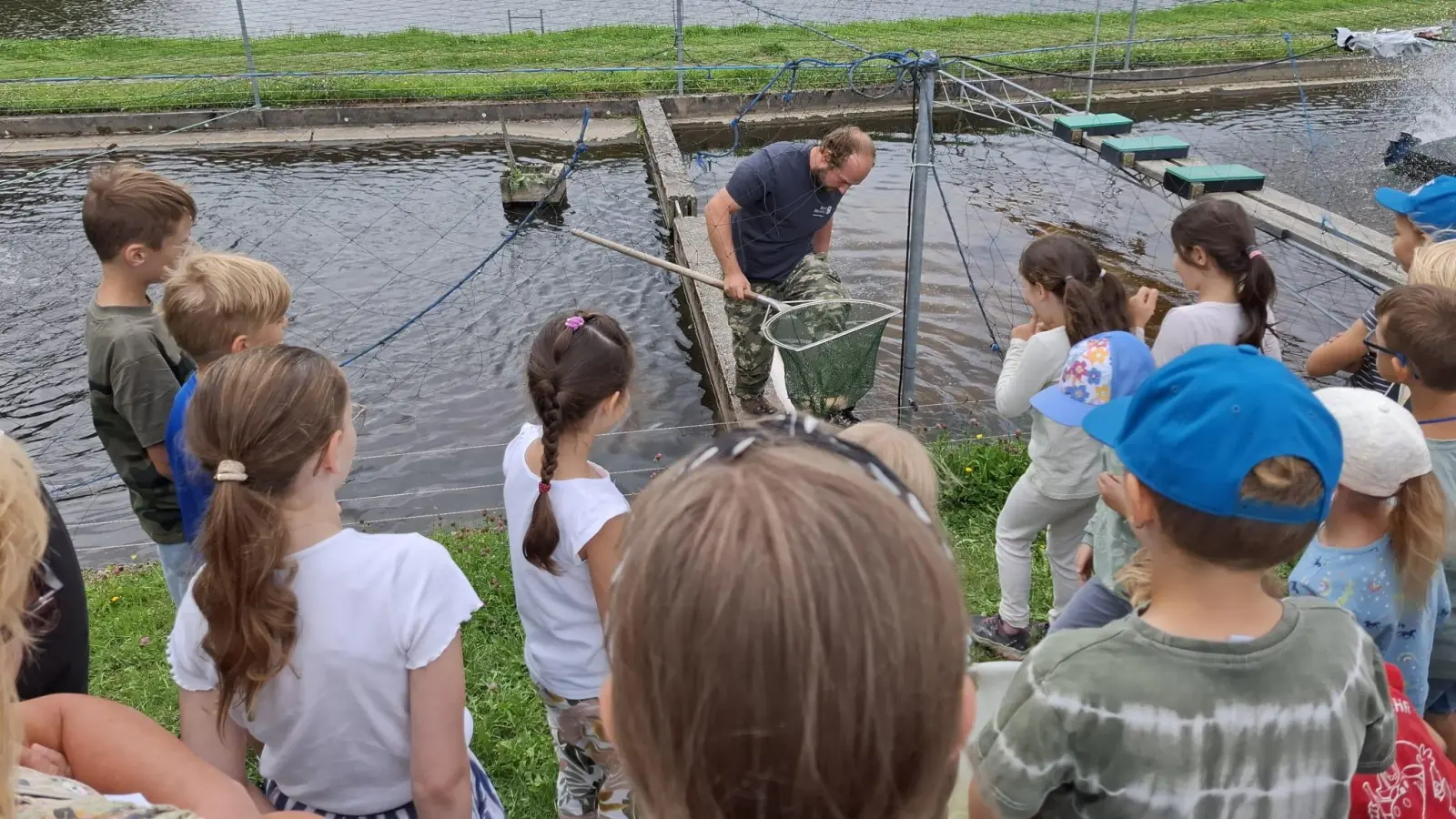 Teichwirt Stefan Stock zeigte den Kindern Fische aus nächster Nähe. (Bild: Caroline Würth)