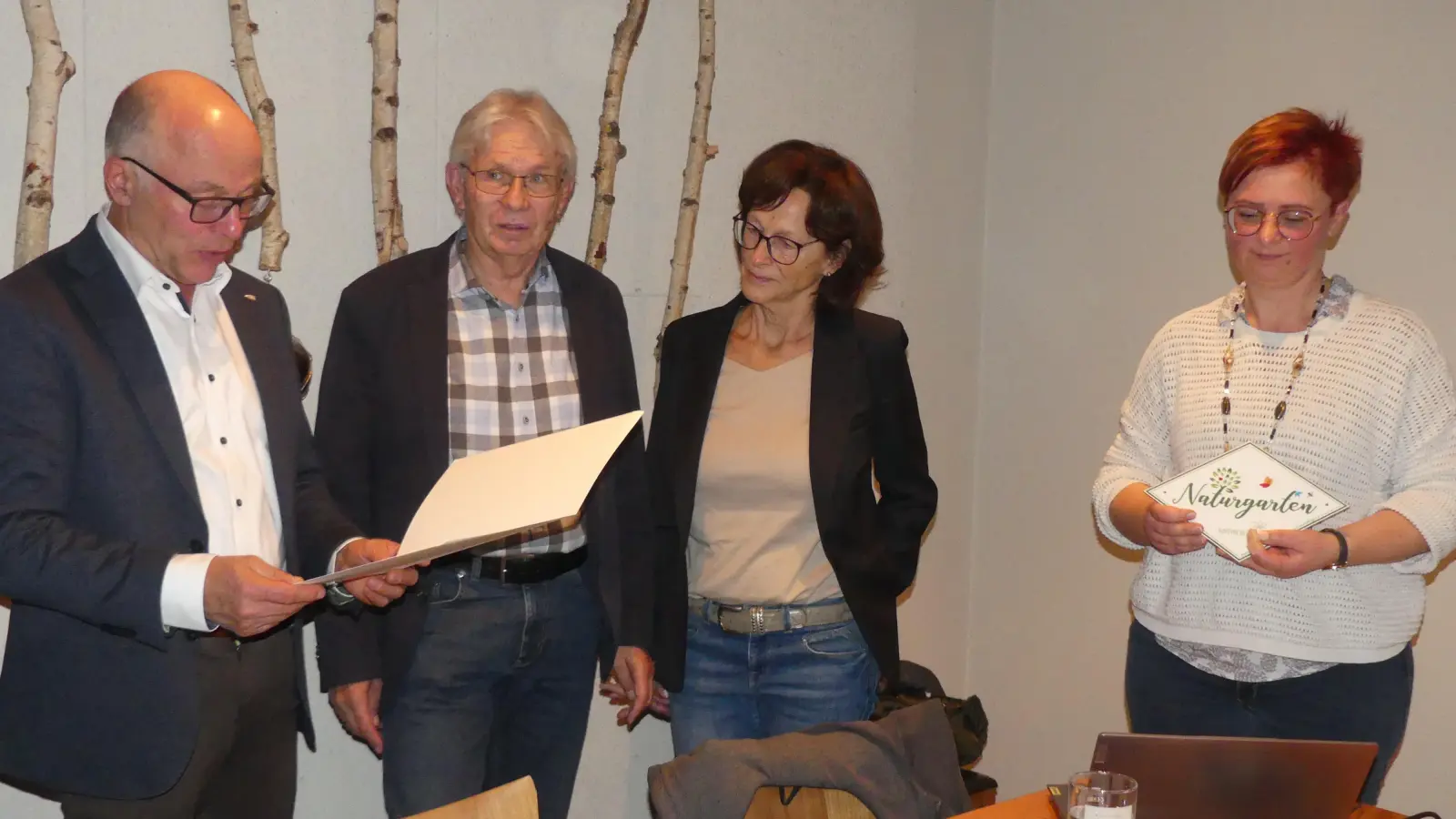 Maria Treiber (rechts) und Albert Nickl zeichnen Brigitte und Karl Balk mit der Qualifikation „Naturgarten” aus.  (Bild: Walther Hermann)