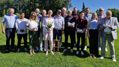 Der Sponsor mit den Siegern sowie Präsident Harald Thies (Bild: Andrea Graf)