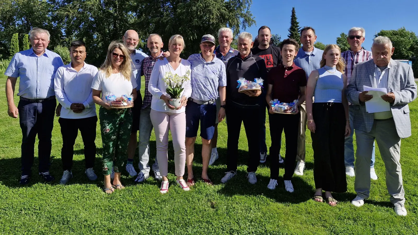 Der Sponsor mit den Siegern sowie Präsident Harald Thies (Bild: Andrea Graf)
