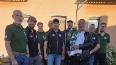 Bürgermeister Josef Beimler mit dem Miniatur-Maibaum. (Bild: Thomas Bauer)