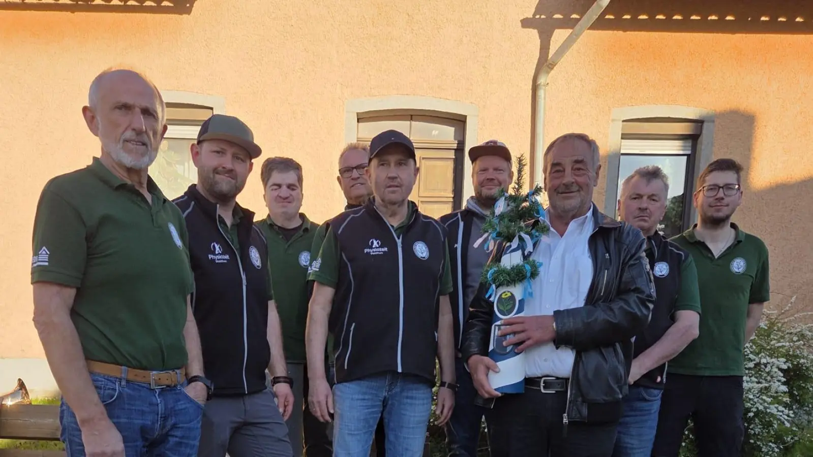 Bürgermeister Josef Beimler mit dem Miniatur-Maibaum. (Bild: Thomas Bauer)