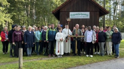 Bei Pfrentsch vereinten sich die Pilger aus der Pfarreiengemeinschaft Eslarn-Waidhaus mit Pfarrer Udo Klösel und Pfarrvikar Basil.. (Bild: Karl Schmid)