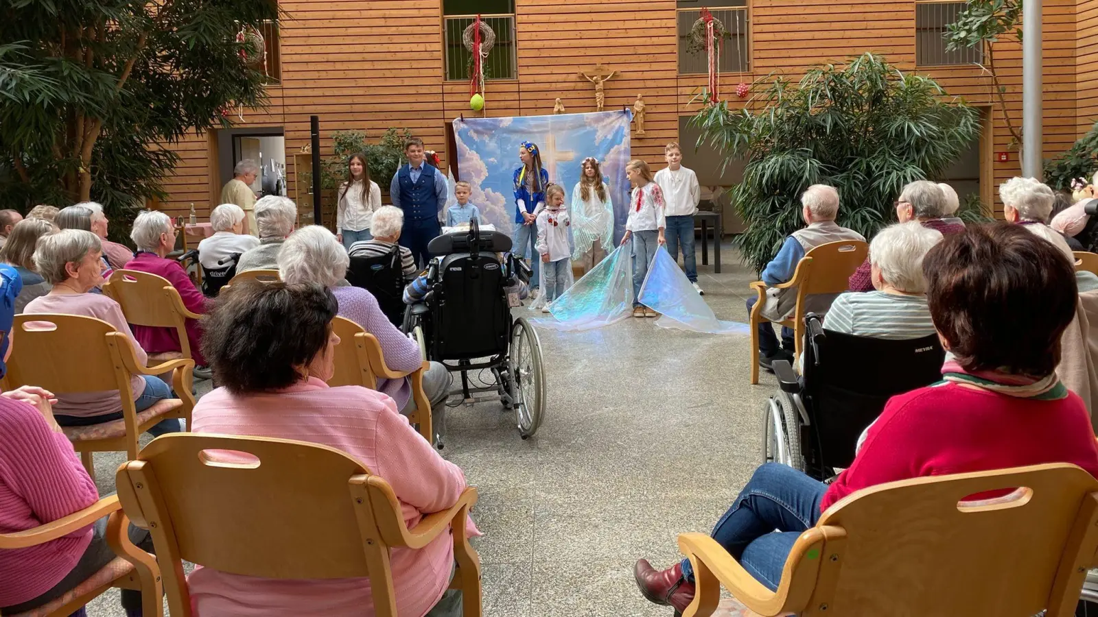 der ukrainische Kinderchor unterhielt unsere Bewohnerinnen und Bewohner des BRK Seniorenzentrums Kemnath mit ihren Darbietungen (Bild: Claudia Heier)