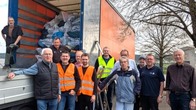 Die freiwilligen Helfer bei der Altkleidersammlung am 18. April 2026 (Bild: Kurt Koppmann)