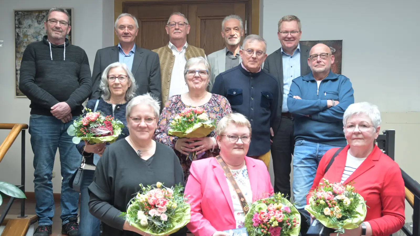 Von links: OB Michael Cerny (3. Reihe, Fünfter von rechts) mit den elf verabschiedeten Mitarbeiterinnen und Mitarbeiter aus der Stadtverwaltung. <br> (Bild: Simon Hauck)
