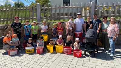 Die Saatkartoffel werden in große Eimer gepflanzt. (Bild: Annemarie Mösbauer)