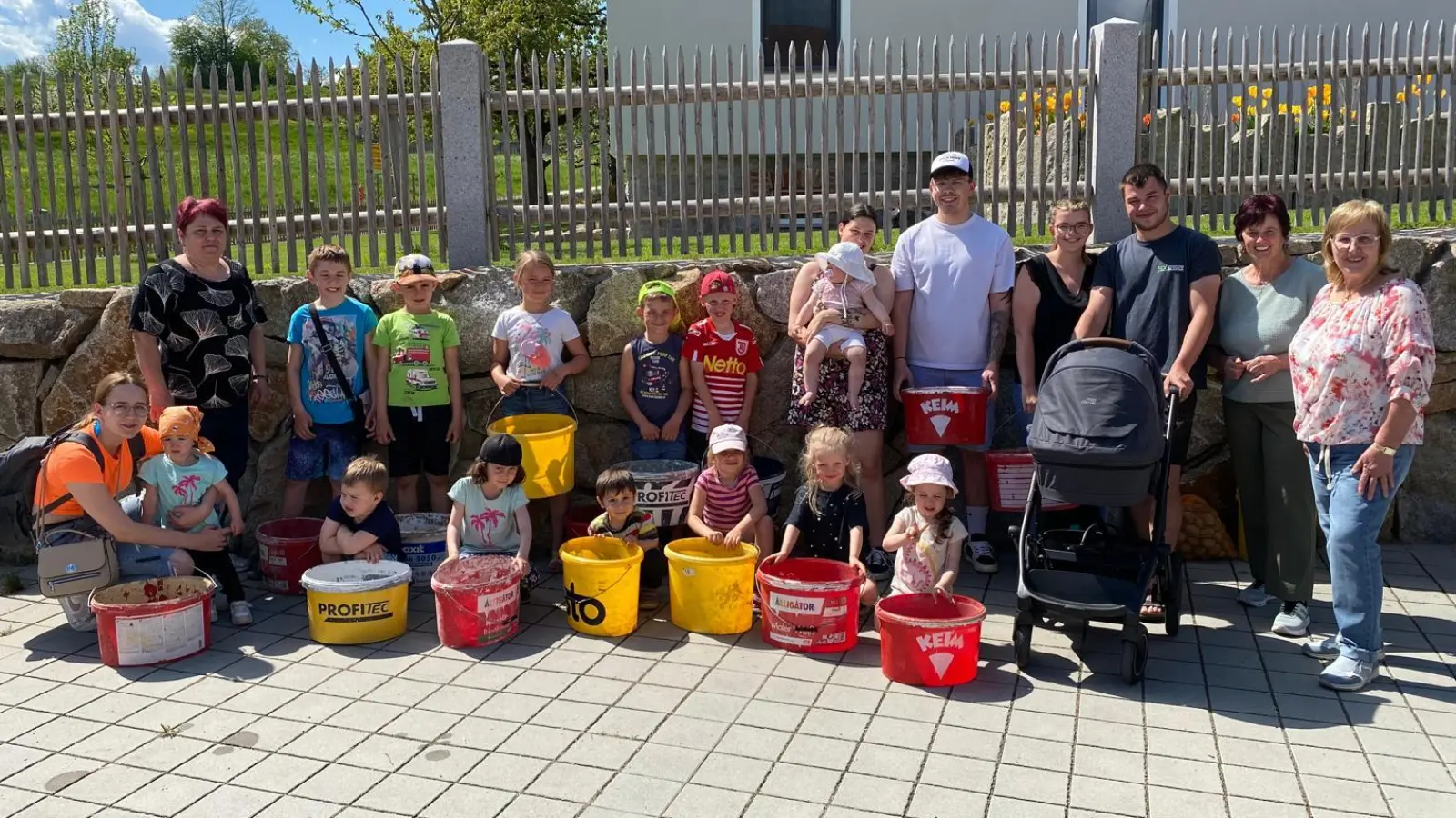 Die Saatkartoffel werden in große Eimer gepflanzt. (Bild: Annemarie Mösbauer)