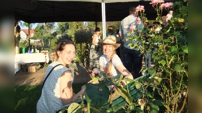 Die beiden Damen bzw. Besucherinnen des Herbstfestes (links Anja Helldorfer und rechts Gaby Beer) fanden sichtlich den nochmals heißen Sommertag, die Gemütlichkeit auf der Gartenbank, wie auch die Gesellschaft des Nachmittags und vieles andere mehr pfundig.  (Bild: Michael Götz)