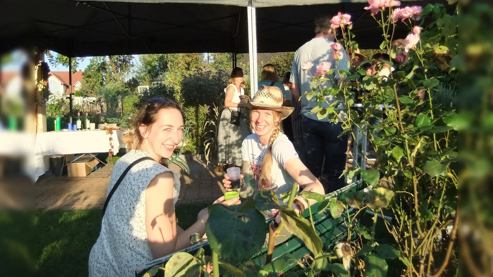 Die beiden Damen bzw. Besucherinnen des Herbstfestes (links Anja Helldorfer und rechts Gaby Beer) fanden sichtlich den nochmals heißen Sommertag, die Gemütlichkeit auf der Gartenbank, wie auch die Gesellschaft des Nachmittags und vieles andere mehr pfundig.  (Bild: Michael Götz)