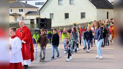 Die Erstkommunionkinder und Firmlinge beteiligten sich an der feierlichen Prozession (bjo) (Bild: Johann Bauer)