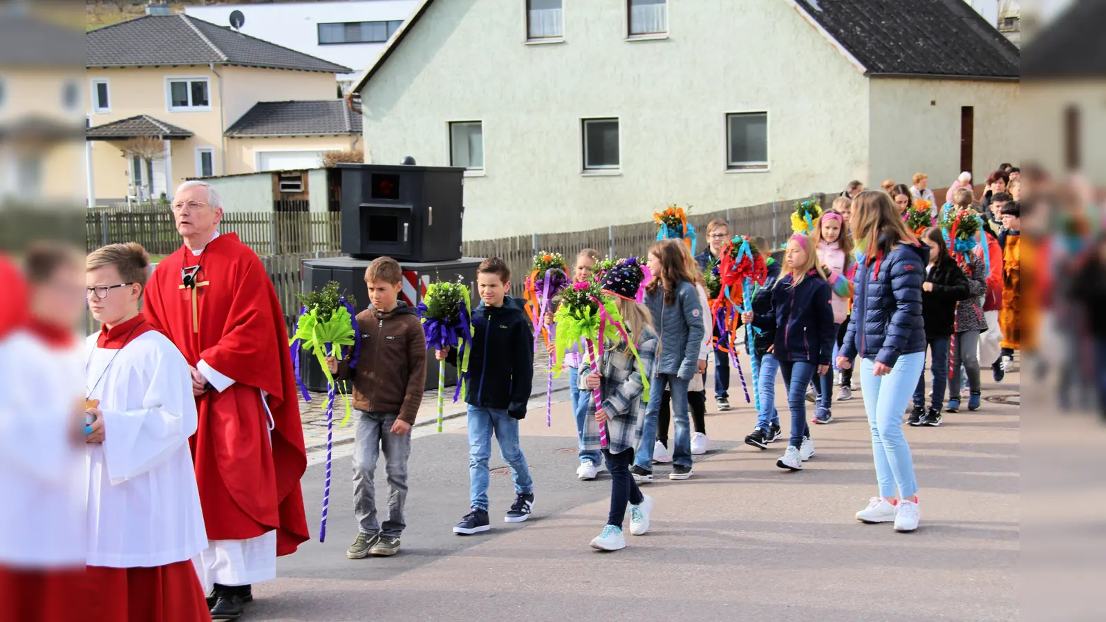 Die Erstkommunionkinder und Firmlinge beteiligten sich an der feierlichen Prozession (bjo) (Bild: Johann Bauer)
