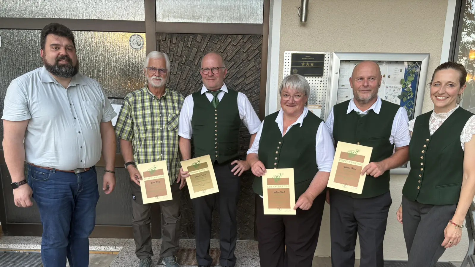 BJV-Kreisgruppen-Chef Stefan Frank verlieh die Ehrenzeichen des Verbandes an verdiente Jagdhornbläser, hier im Bild Bodo Wolf, Horst Decker, Andrea und Günter Hörl sowie Bläser-Obfrau Antonia Rubenbauer (von links). (Bild: Joachim Gebhardt)