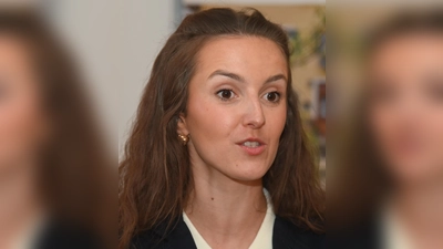 Lucia Hatz, Verbandsjuristin von Haus und Grund Bayern äußerste sich bei Haus und Grund Amberg zu Nachbarschaftsrecht und zum neuen Gebäudeenergiegesetz. (Bild: Gerhard Franz)
