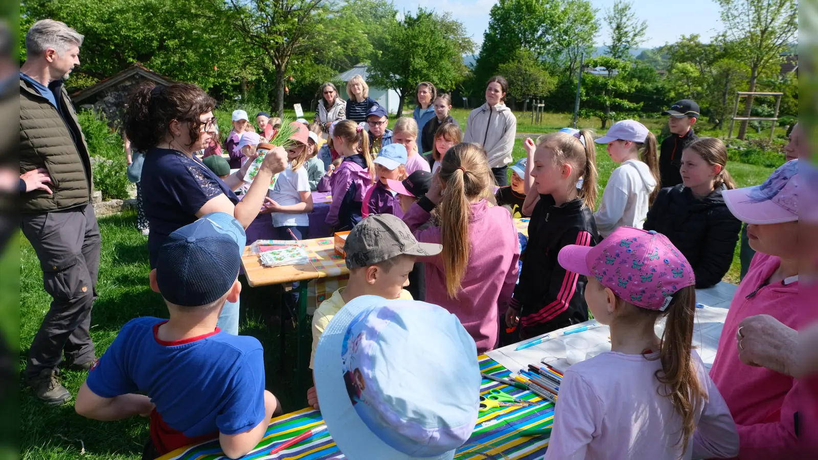 Voll Eifer und Freude waren die Kinder mit ihrem Muttertagsgeschenk tätig. (Bild: Fred Lehner)