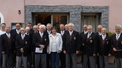 Sänger des MGV Bärnau mit Jubilar Norbert Gleißner und dessen Familie. (Bild: Oswin Gallasch)
