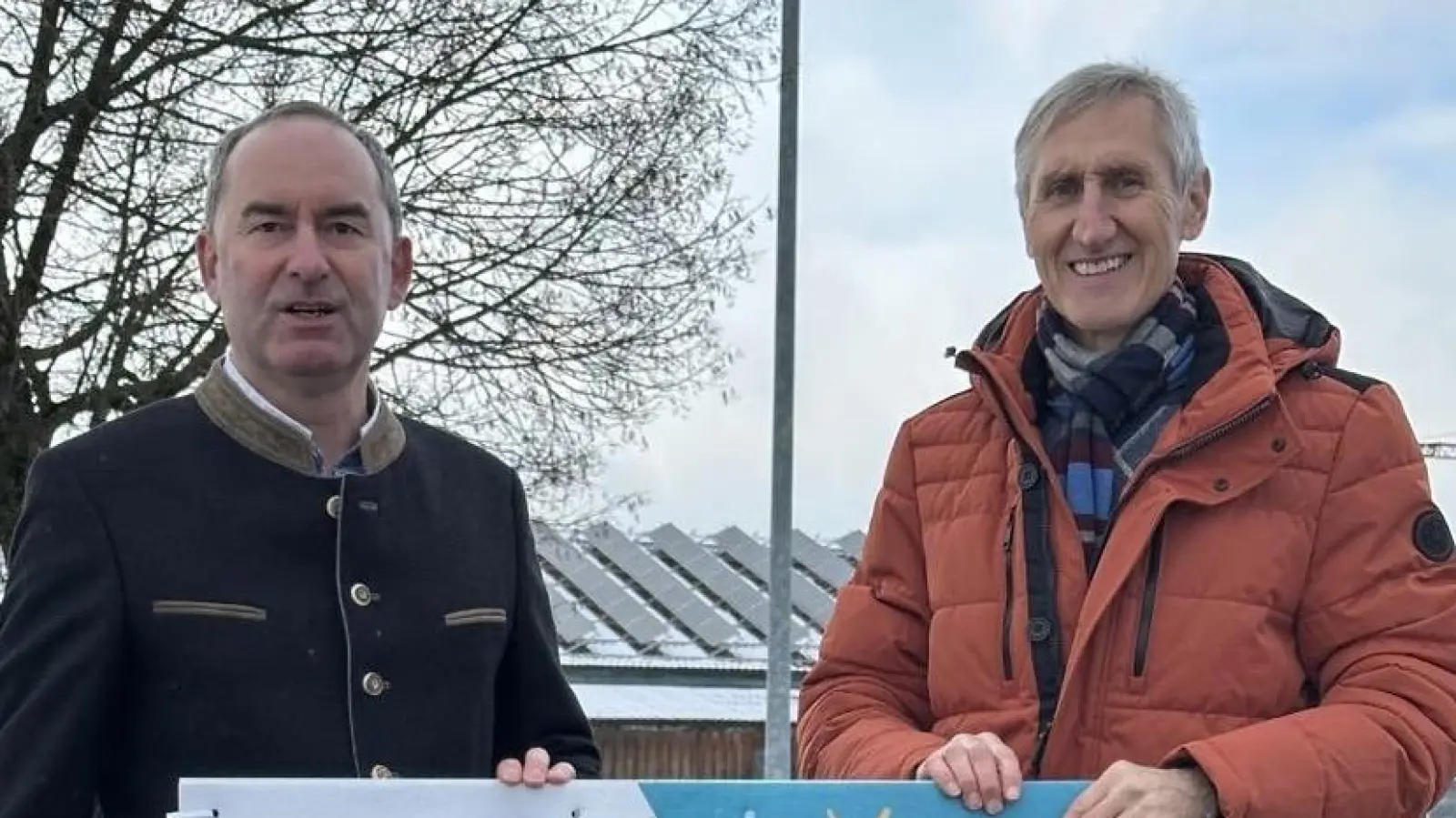 Hubert Aiwanger (li.), bayerischer Wirtschaftsminister und Vorsitzender der Freien Wähler, informierte sich bei dem Bürgermeisterkandidaten der FW Wiesau, Markus Schäffler (re.), über den Wahlkampf in Wiesau. (Bild: Markus Schäffler)