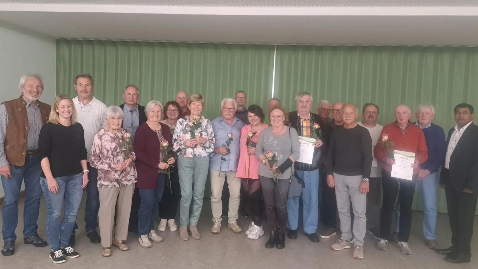 Den Geehrten gratulierten Vize-Bezirksvorsitzender Arthur Meyer, 2.Bürgermeisterin Silke Bauer und Siedlerchef Horst Helgert. (von links) (Bild: Inge Kellermann)