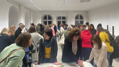 Teilnehmerinnen des Workshops „Angepasst essen“ tauschten sich an verschiedenen Informationsstationen aus. (Bild: Lisa Weinzierl)