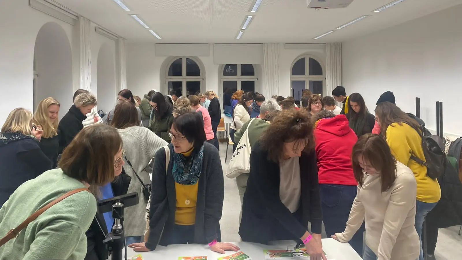 Teilnehmerinnen des Workshops „Angepasst essen“ tauschten sich an verschiedenen Informationsstationen aus. (Bild: Lisa Weinzierl)