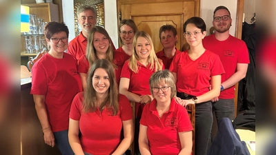 Julia Grund (vorne links) übernimmt den Vorsitz. Martina Ruhland (vorne rechts) steht ihr als 2. Vorsitzende zur Seite. Weitere Vorstandsmitglieder: Monika Ruider, Dr. Franz Süß, Alexandra Fröhlich, Melanie Heinrich, Magdalena Fröhlich, Sabine Zimmermann, Tamara Schindler, Christopher Heinrich (von links). <br><br> (Bild: Hannah Maderer)