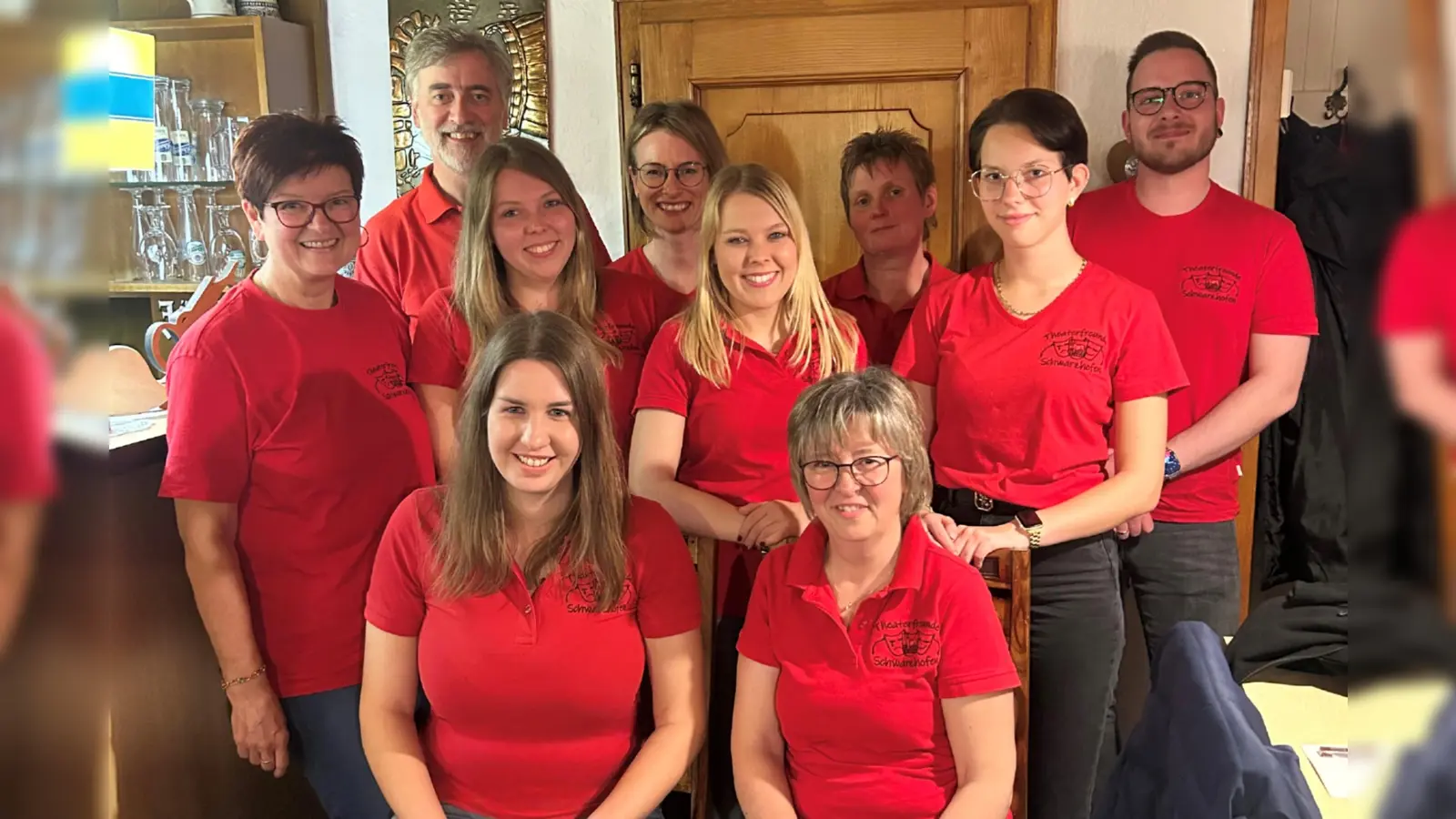 Julia Grund (vorne links) übernimmt den Vorsitz. Martina Ruhland (vorne rechts) steht ihr als 2. Vorsitzende zur Seite. Weitere Vorstandsmitglieder: Monika Ruider, Dr. Franz Süß, Alexandra Fröhlich, Melanie Heinrich, Magdalena Fröhlich, Sabine Zimmermann, Tamara Schindler, Christopher Heinrich (von links). <br><br> (Bild: Hannah Maderer)