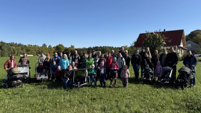 Der Obst- und Gartenbauverein Angfeld bei seiner alljährlichen Herbstwanderung. (Bild: Nadine Meier)