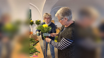 Hildegard Gallitzendörfer und Klara Rauch beim Binden der Palmbuschn für die große Palmprozession am Palmsonntag. (Bild: Margarete Hirsch)