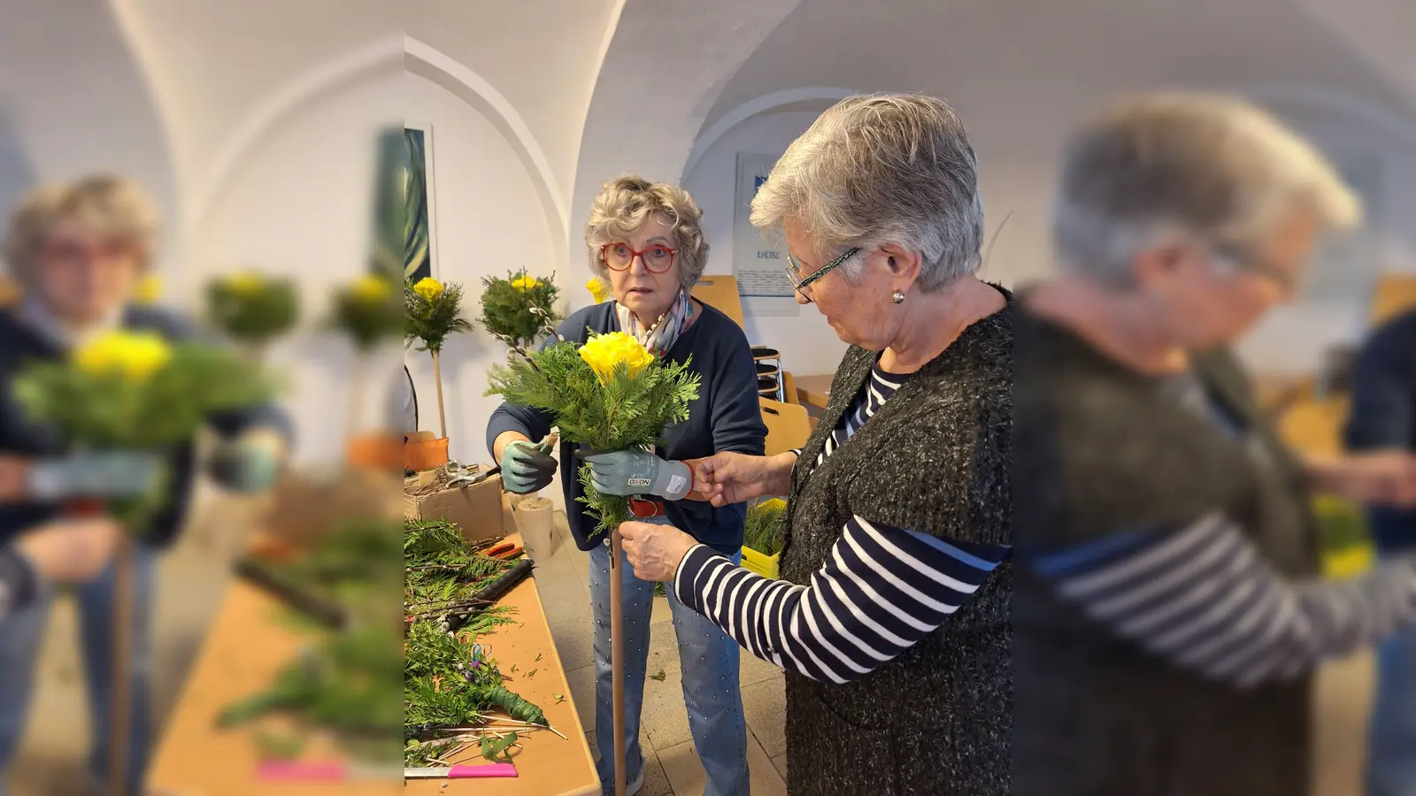 Hildegard Gallitzendörfer und Klara Rauch beim Binden der Palmbuschn für die große Palmprozession am Palmsonntag. (Bild: Margarete Hirsch)