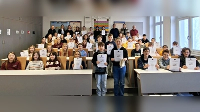 Beim naturwissenschaftlichen Landeswettbewerb „Experimente antworten” wurde der Einsatz von 50 Schülerinnen und Schüler des Ortenburg-Gymnasiums mit Urkunden belohnt. (Bild: Silke Zettlmeißl)